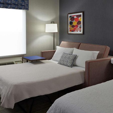 Hampton Inn & Suites Montreal-Dorval Exterior photo